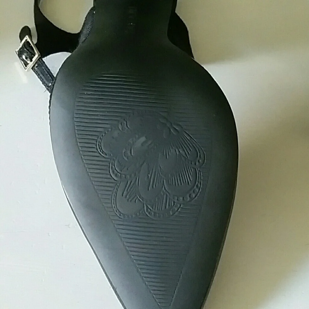 Tahari. Shoes new no box.. - Picture 3 of 3